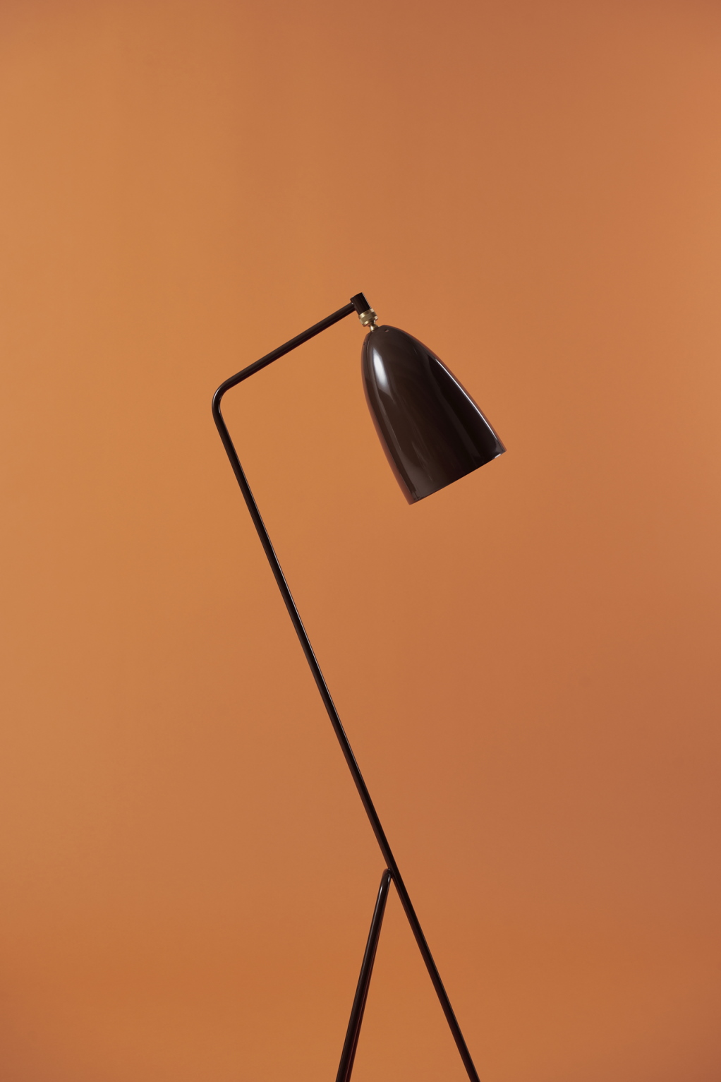 Gräshoppa / Grashoppa lampadaire Marron Noyer Brillant Gubi