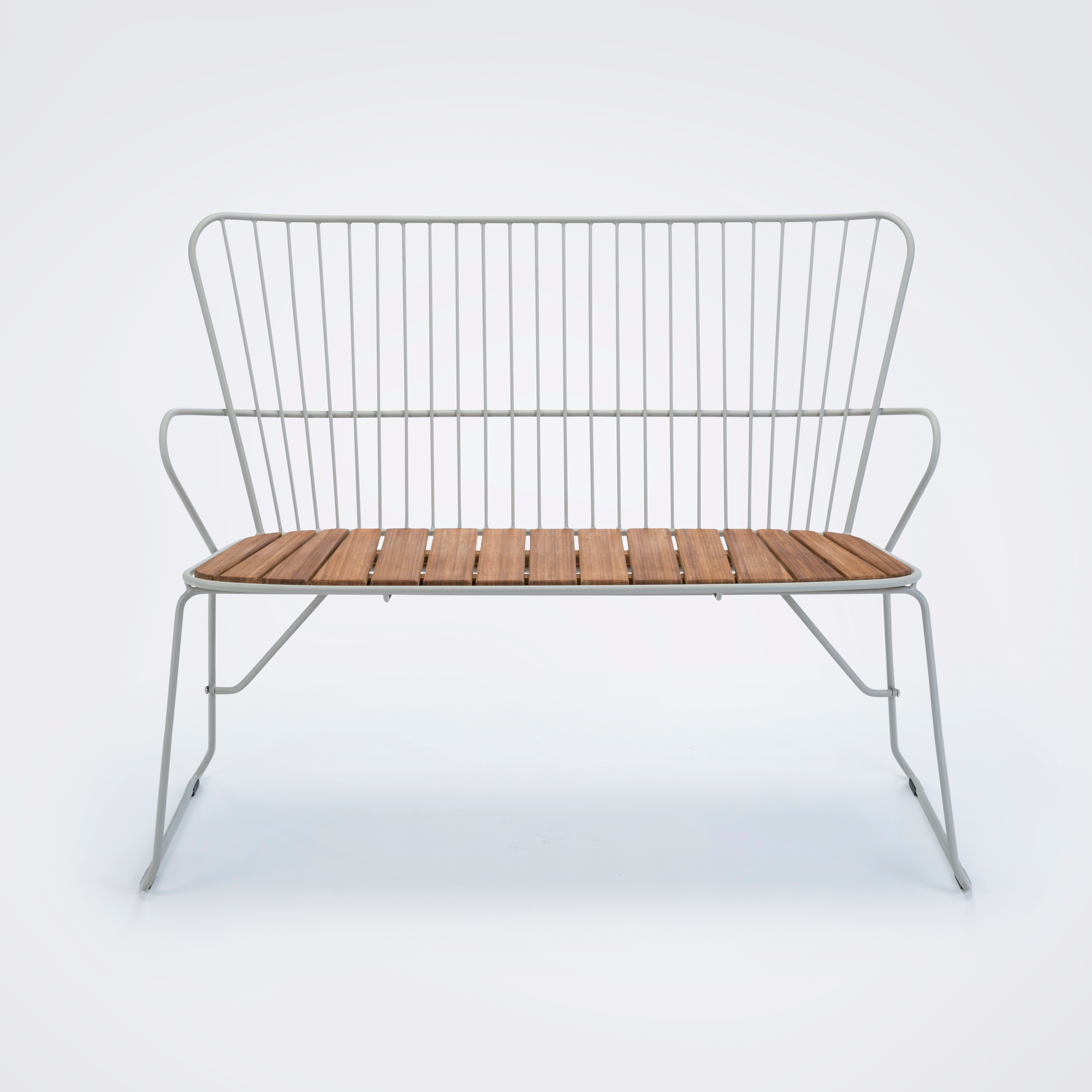 Weiße Paon Gartenbank von Houe mit Holzlatten, moderne Outdoor Bank für Garten und Terrasse.