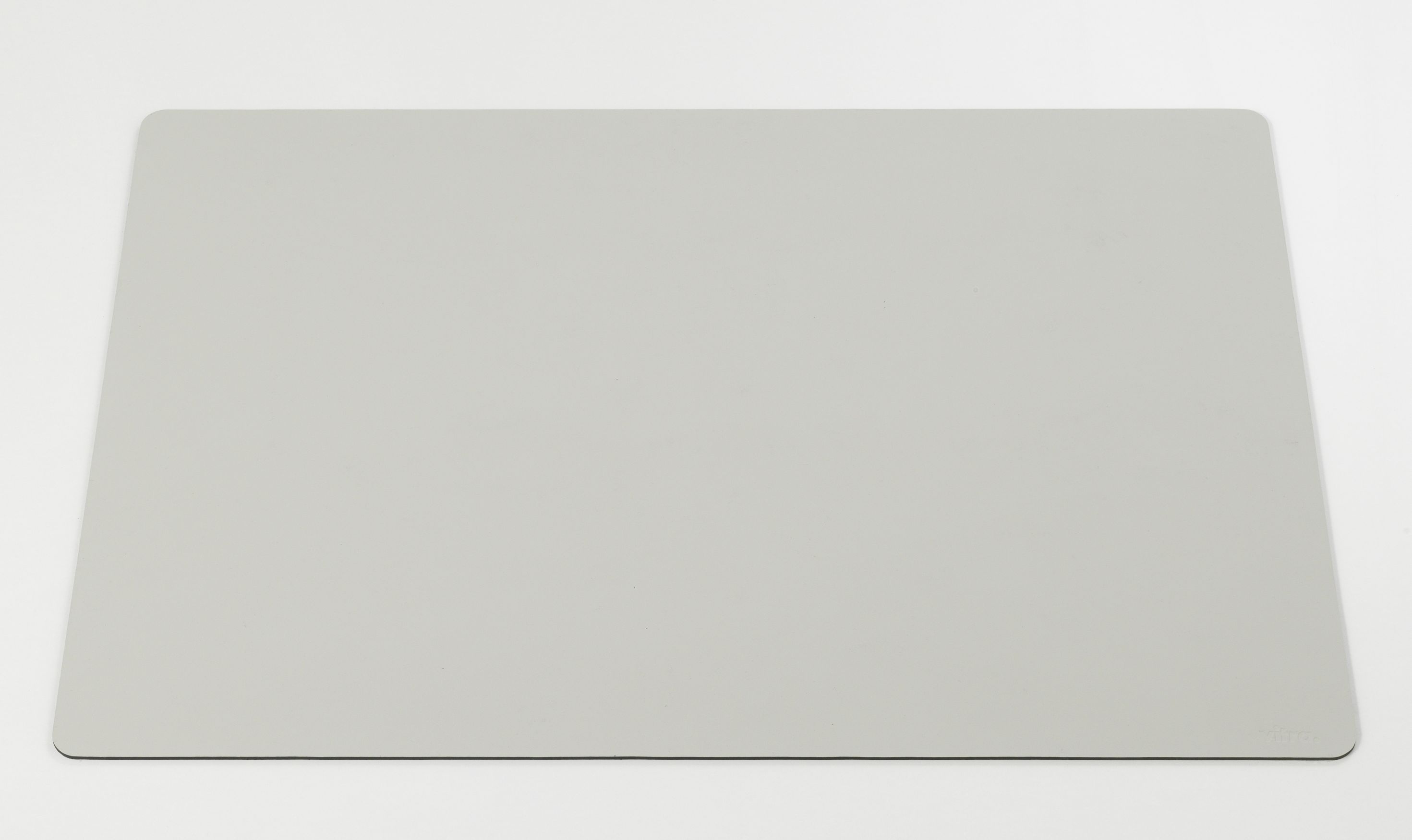 Graue Repad Schreibtischunterlage von Vitra, eine moderne und minimalistische Schreibtischauflage für den Arbeitsplatz.