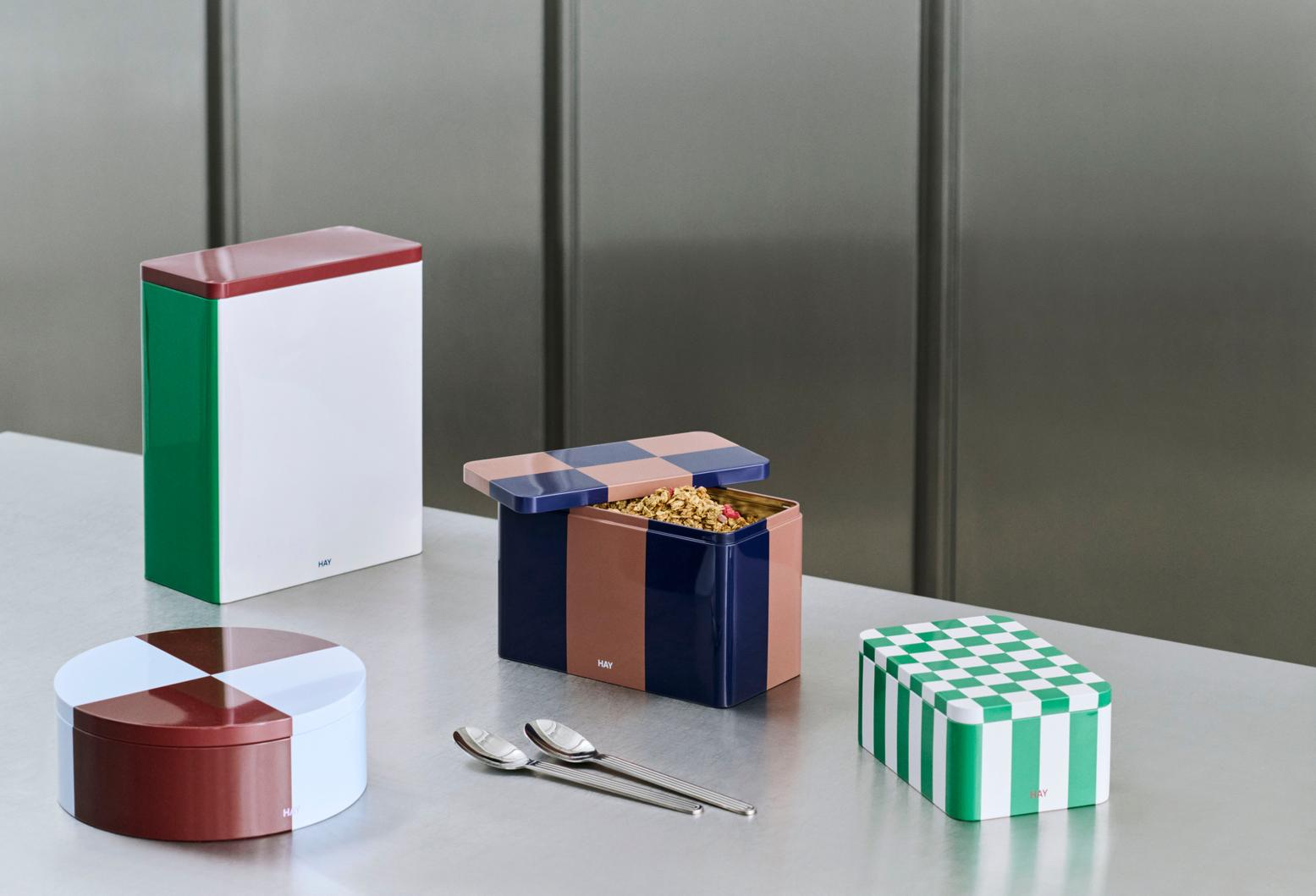 Grande boîte de rangement pour foin en fer blanc cassé et rouge.