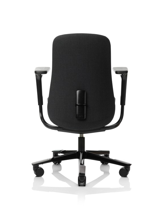 Rückansicht des schwarzen Sofi Arbeitsstuhls 7200 HAG mit Armlehnen und Rollen. Bürostuhl für ergonomisches Sitzen.
