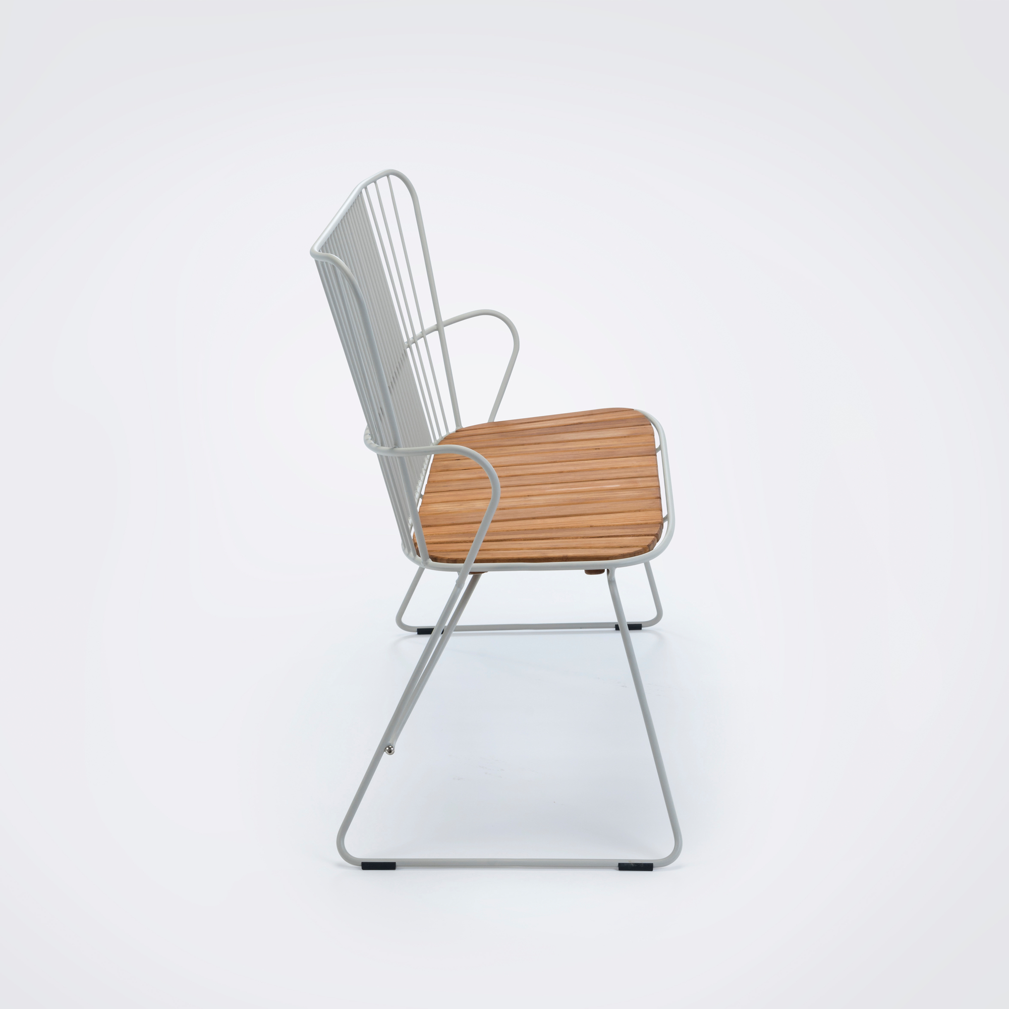 Paon Bank für den Außenbereich von Houe in Weiß, Seitenansicht. Gartenbank mit Holzsitzen.