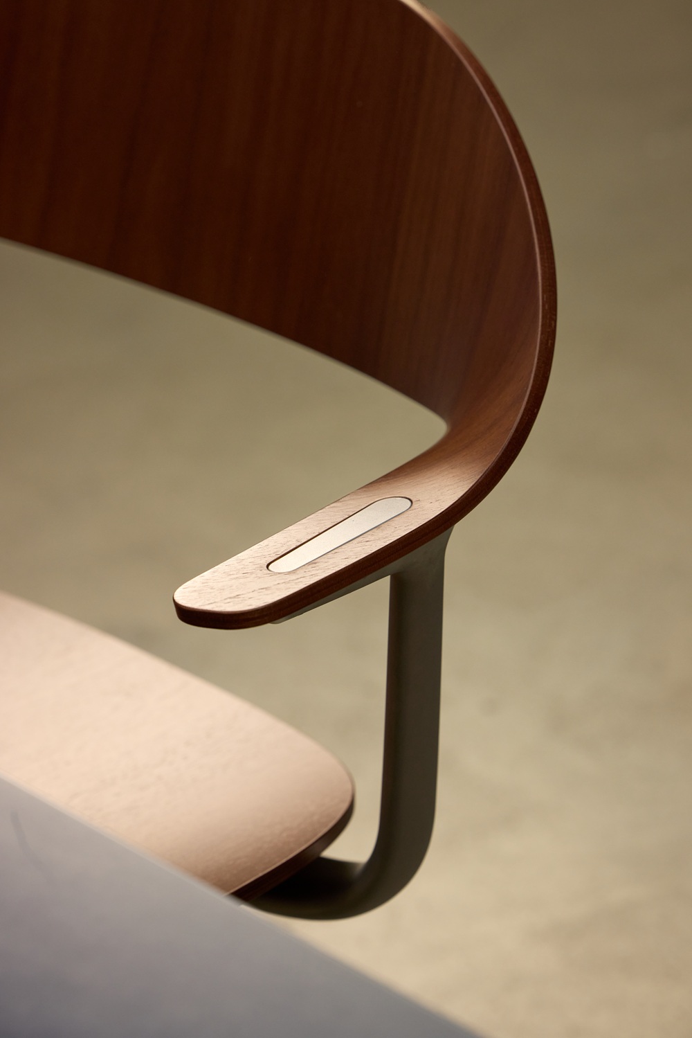 Mynt High Chaise pivotante de bureau assise et dossier en contreplaqué Vitra