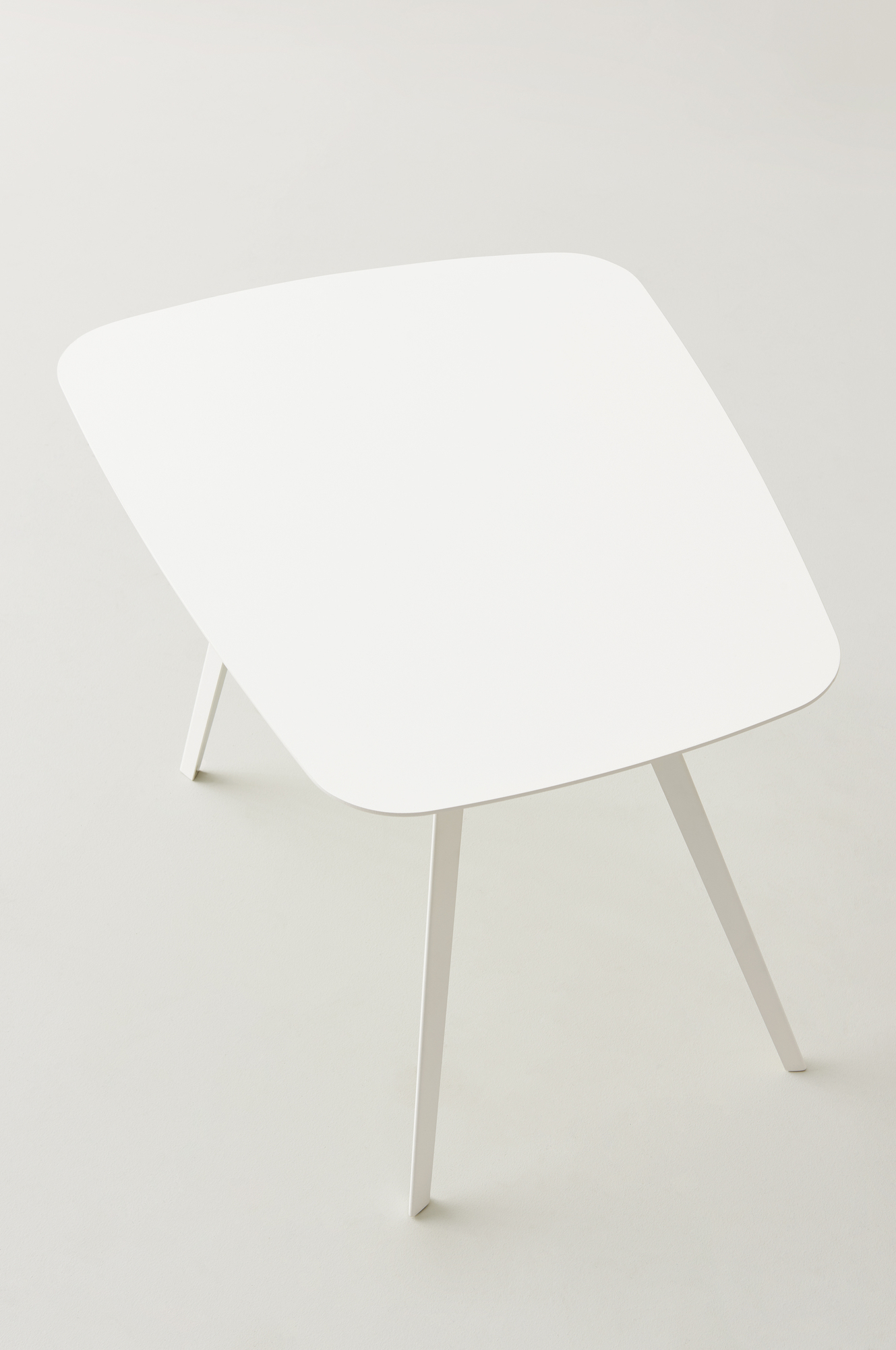 Weißer Agorà Beistelltisch mit rechteckiger Tischplatte und drei Beinen, modernes Design für Wohnzimmer.