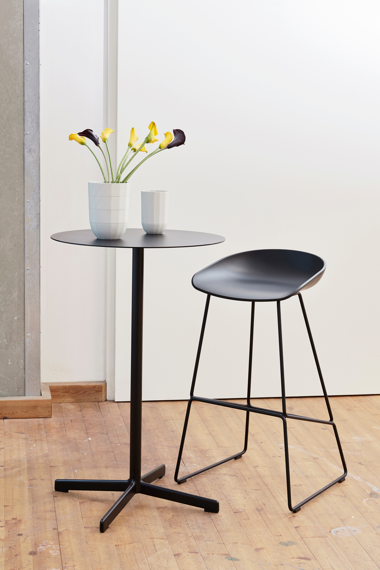 À propos d'un tabouret AAS 38 / AAS38 Tabouret de bar Hay, coque noire / cadre noir, hauteur d'assise 65 cm OFFRE SPECIALE