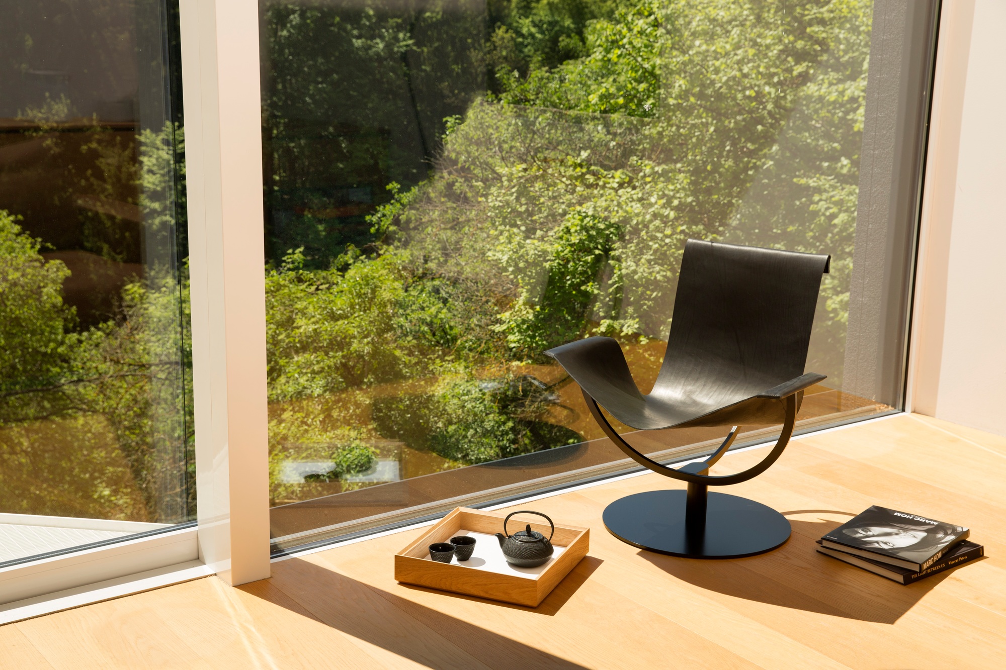 Arche Chair Armchair fauteuil peau de vache noir Favius 