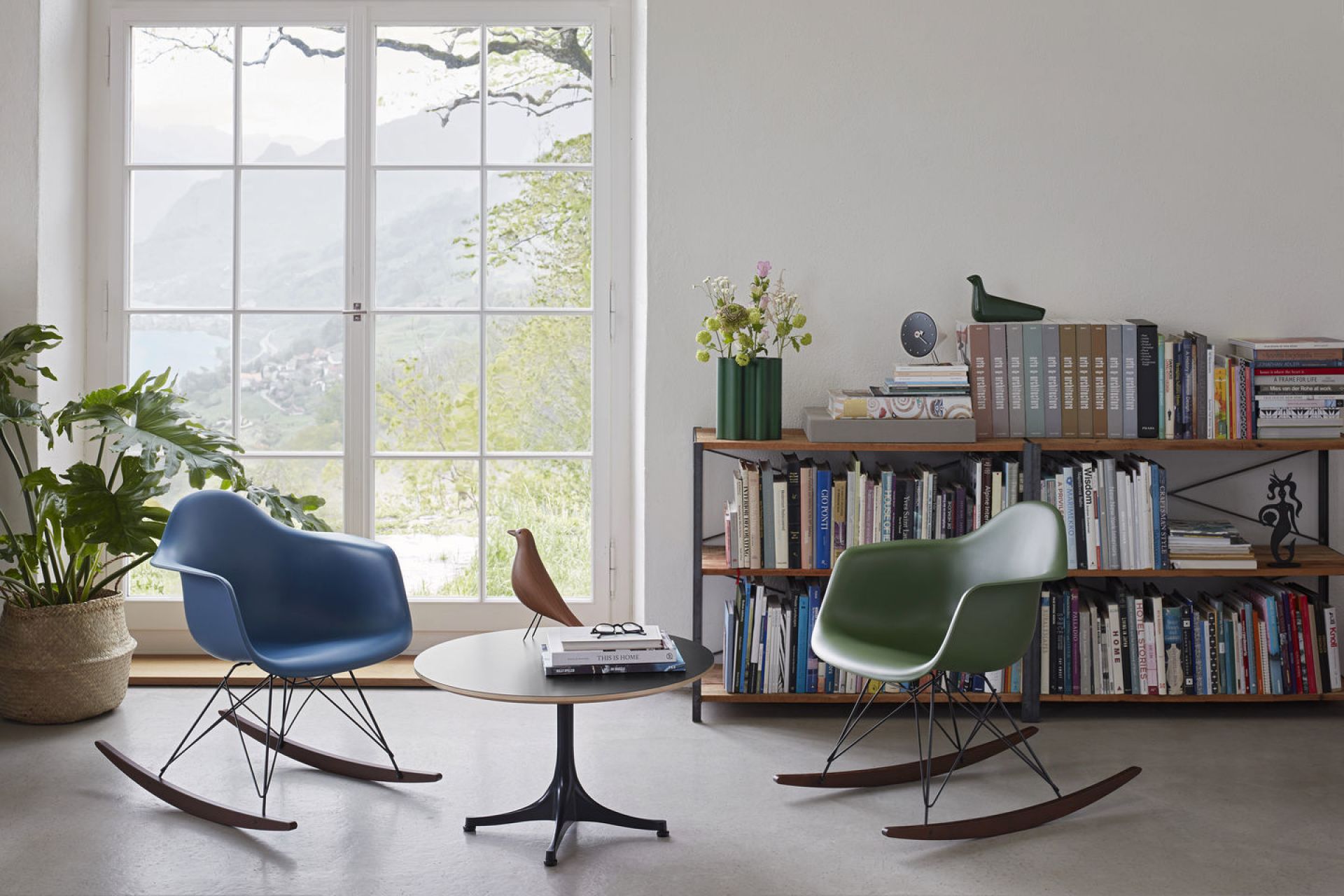 Eames Plastic Arm Rocking Chair chaise à bascule RAR Vitra Érable sombre - Noir - Deep black