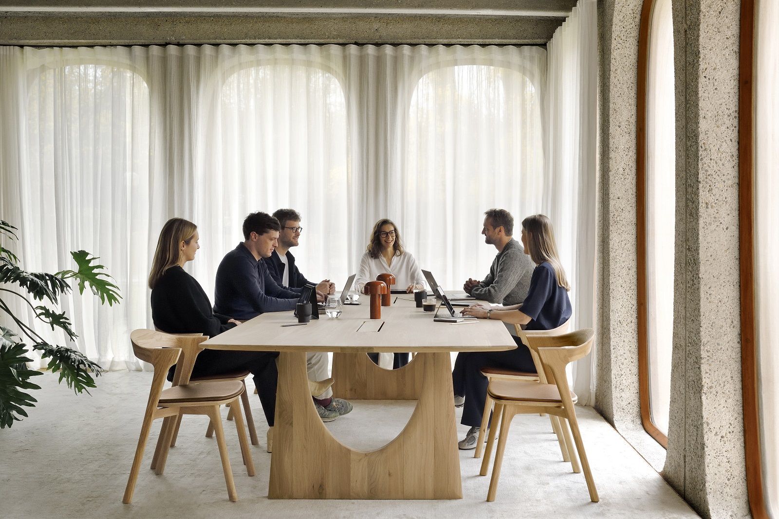 Geometric Table de réunion avec boîtes à câbles Chêne laqué Ethnicraft