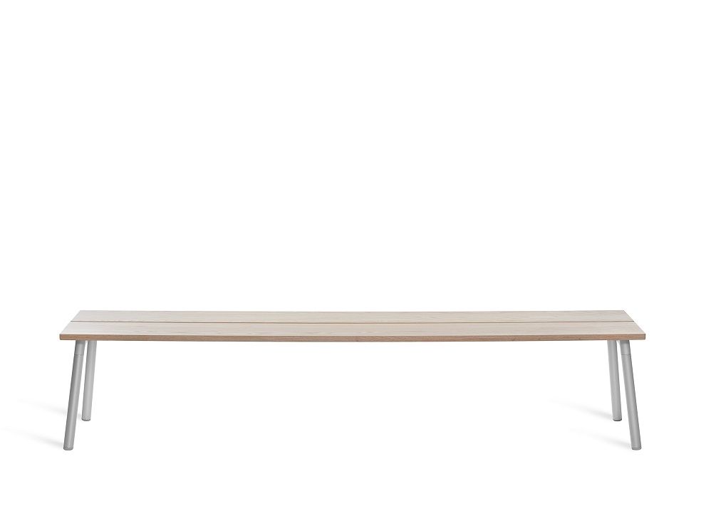 Emeco Run Bench: Helle Holzbank für vier Personen mit silberfarbenen Beinen.