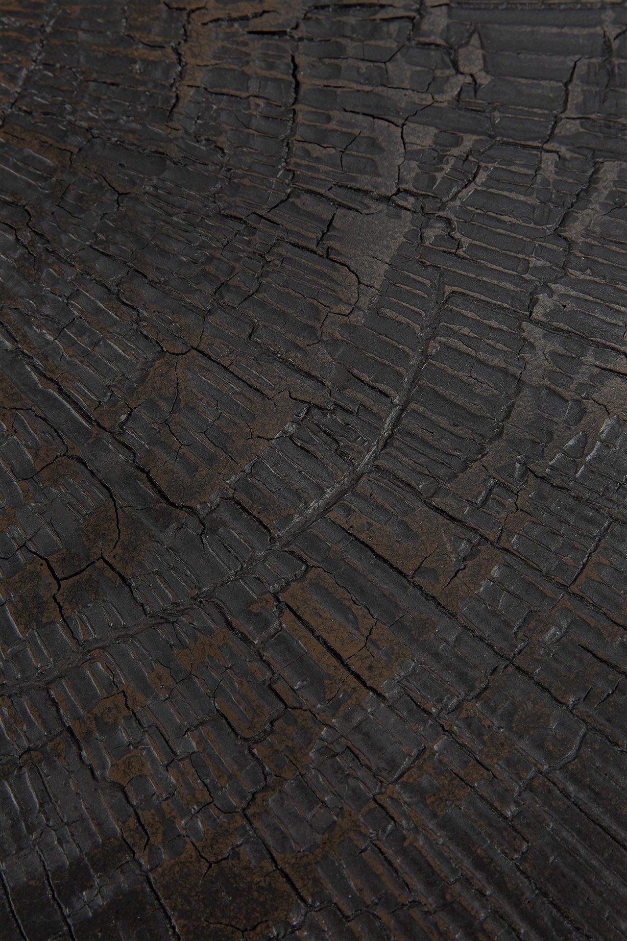 Detailaufnahme der Tischplatte des Ethnicraft Nesting Couchtisch Minerals Slice Umber.