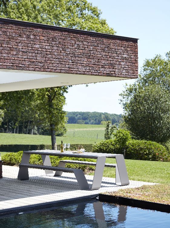 Hopper Picnic AA Bank Outdoor Extremis