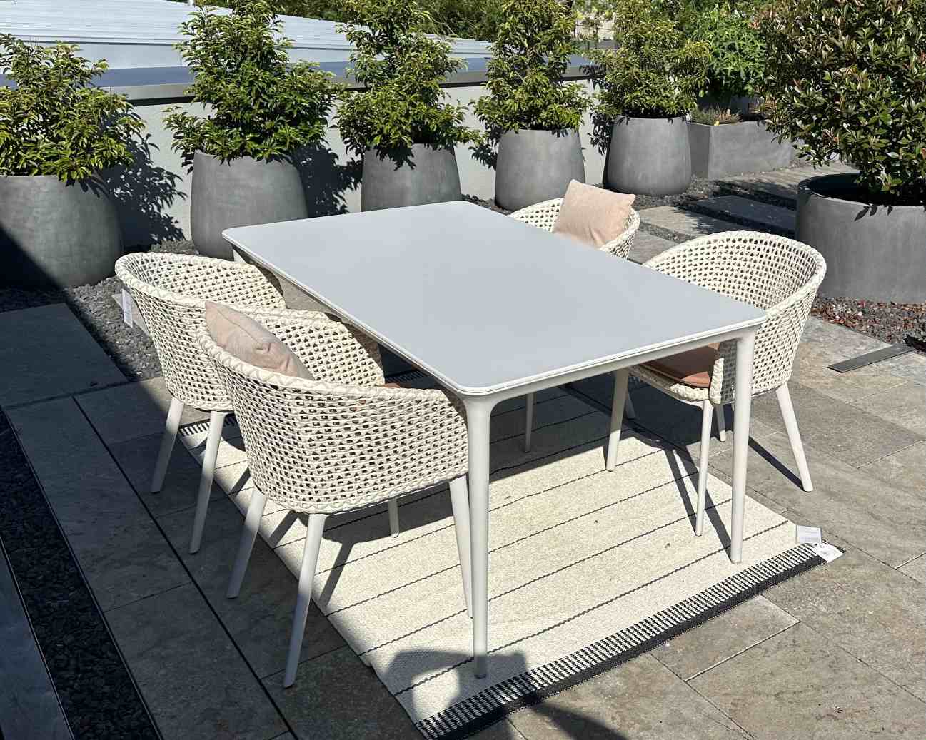 Table Bellmonde et chaise à accoudoirs Mbrace Combinaison Outdoor Dedon PIÈCE D'EXPOSITION 