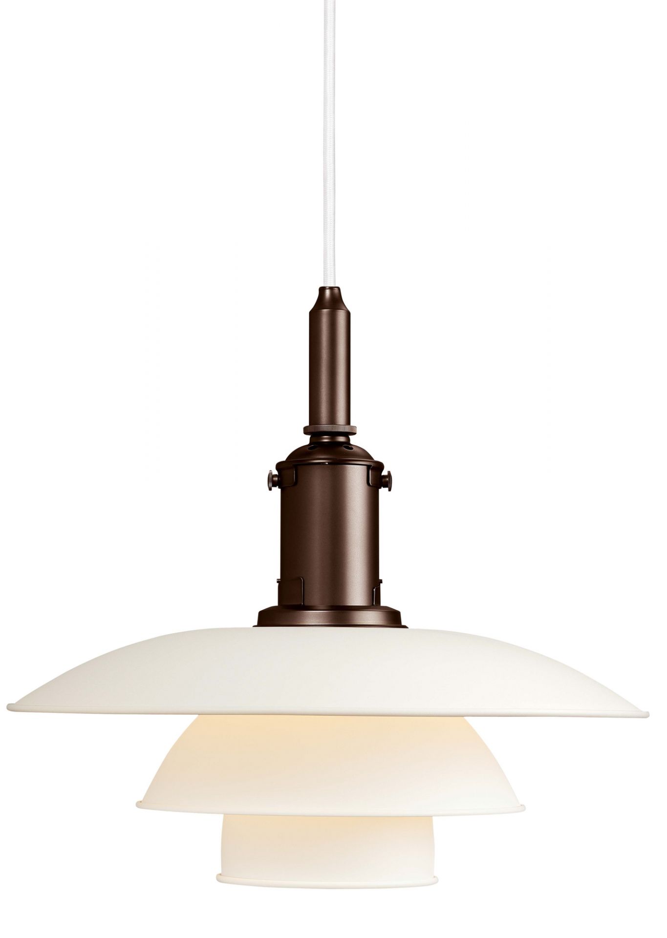 Weiße PH 3/2 Pendelleuchte von Louis Poulsen. Design-Hängeleuchte mit dreischirmigem System für blendfreies Licht.