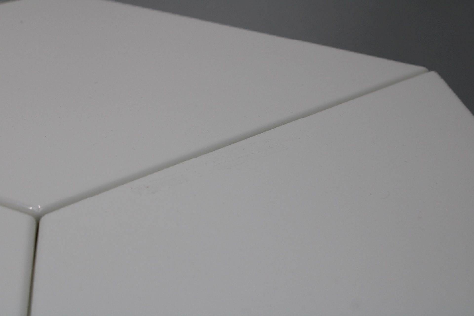 Prismatic Table Table d'appoint BLANC Vitra OBJECTS IMPARFAITS