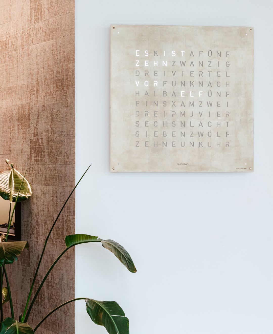 Earth 90 Creator's Edition Horloge murale / Objet temporel Allemande QLOCKTWO