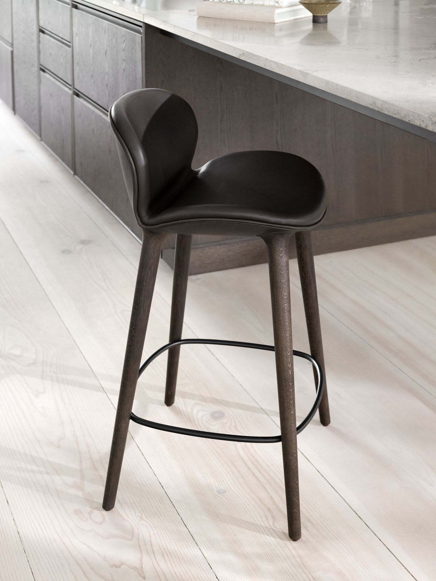 Lodge Tabouret de bar chêne foncé / cuir brun foncé Vipp