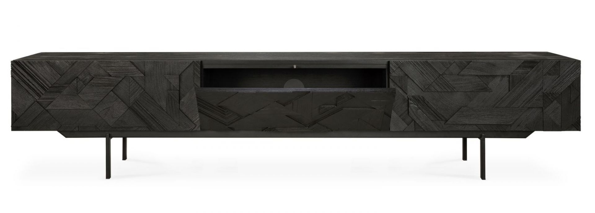 Schwarzes TV-Möbel aus Teakholz mit grafischem Muster und offenen Fächern, ideal für Wohnzimmer.