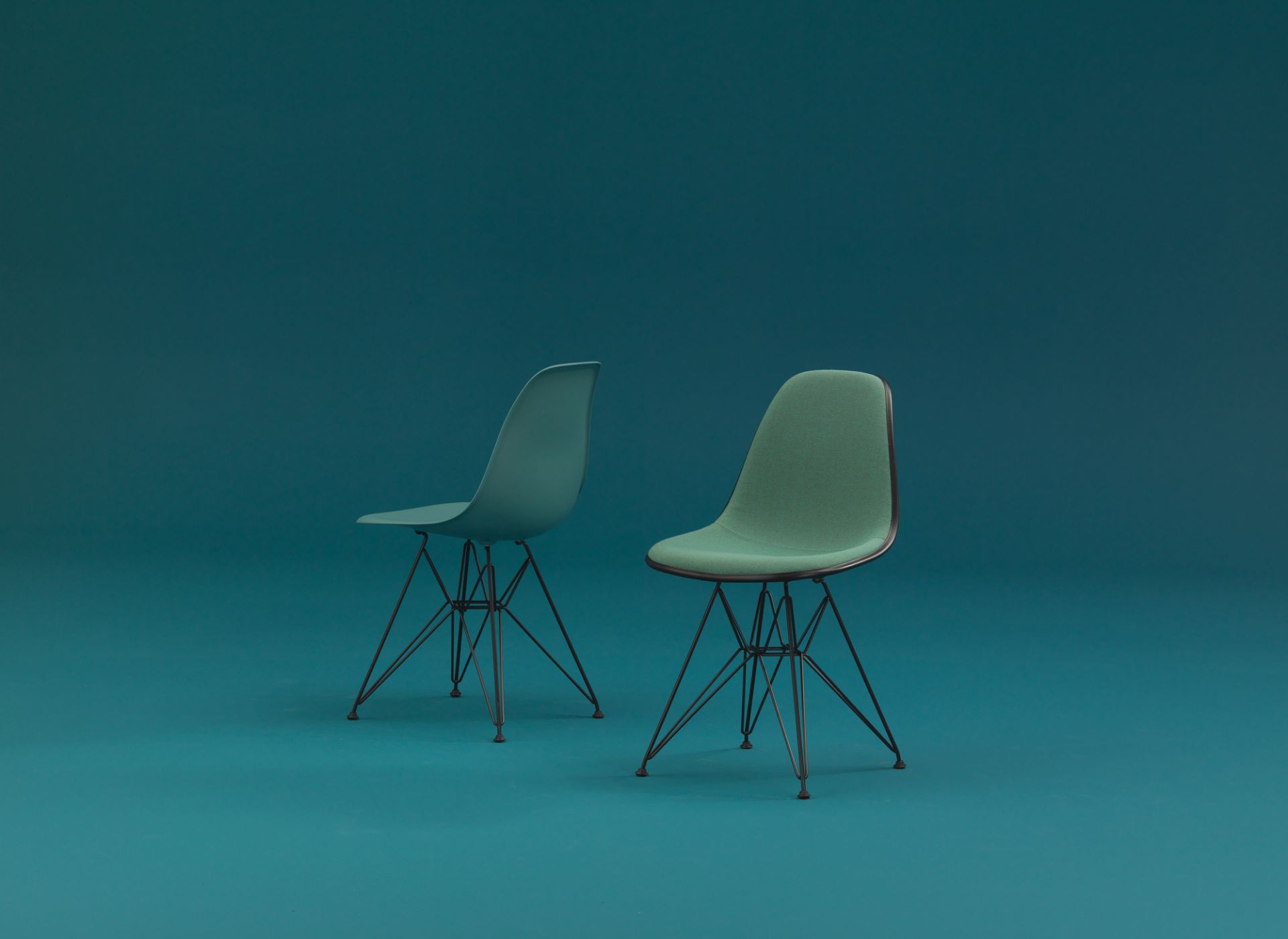 Eames Plastic Side Chair DSR Stuhl Vitra-Classic rot-Basic dark Eames Plastic Side Chair DSR Stuhl Vitra-Classic rot-Basic dark
