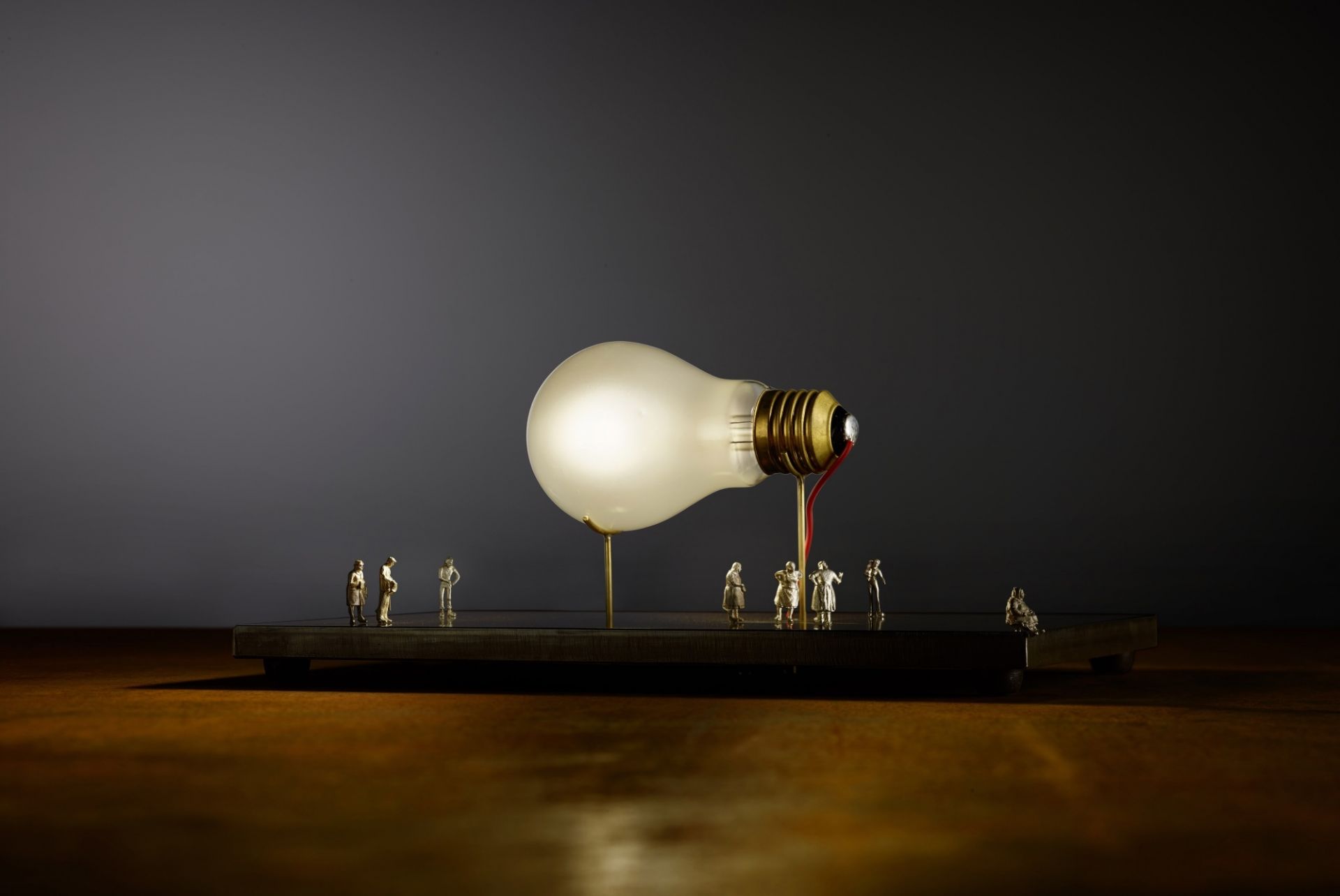 I Ricchi Poveri Monument for a Bulb lampe de Table Ingo Maurer