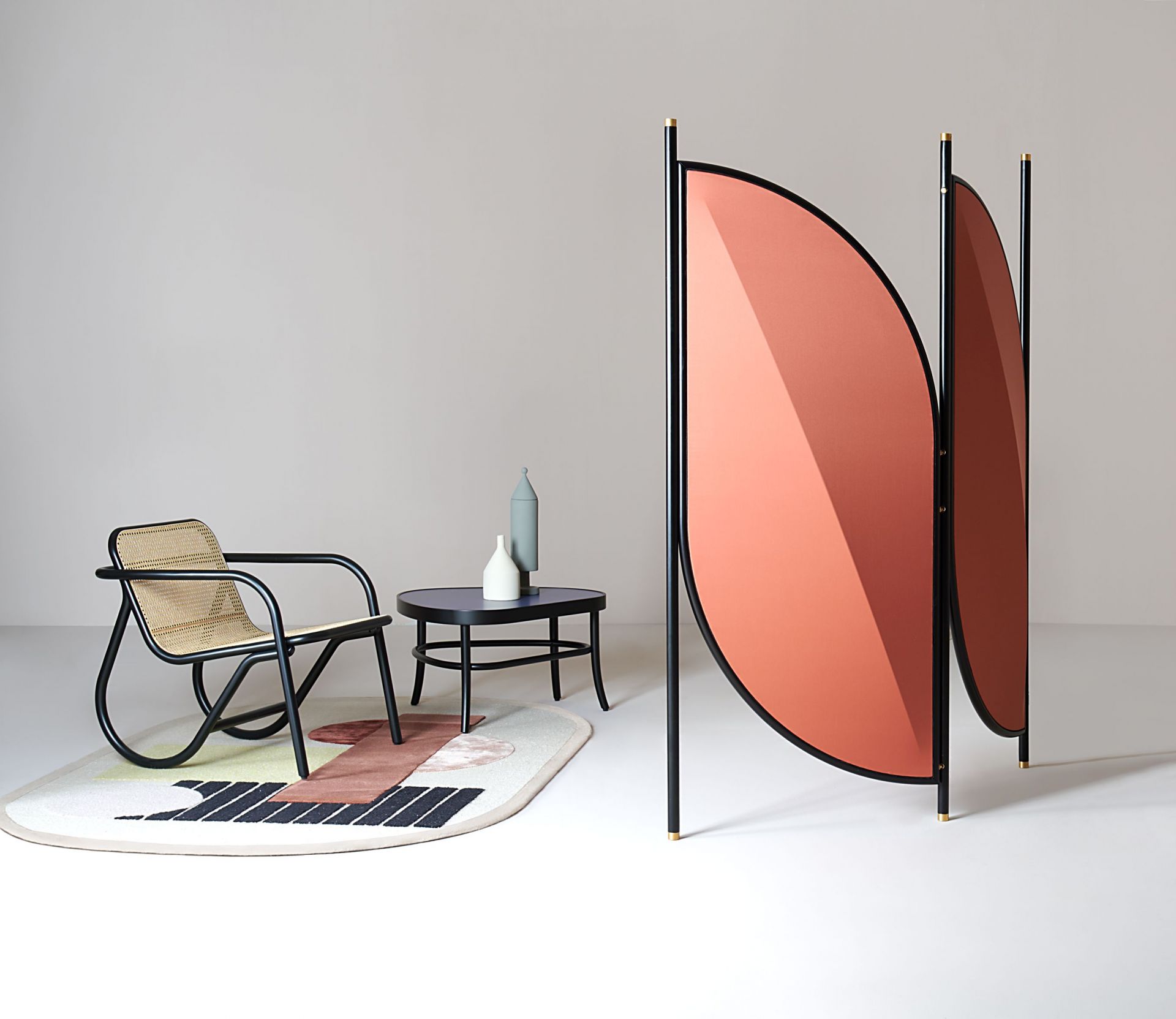 Feng Paravent Version 2 Campas 554 Wiener GTV Design Feng Paravent von Wiener GTV Design: Raumteiler mit farbigen Paneelen und schwarzem Rahmen im Interieur.