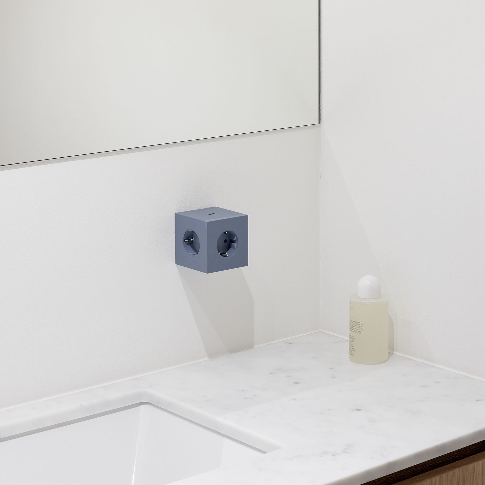 Square 2 - Avolt Cube de prises avec USB-C shark blue dfp Design 