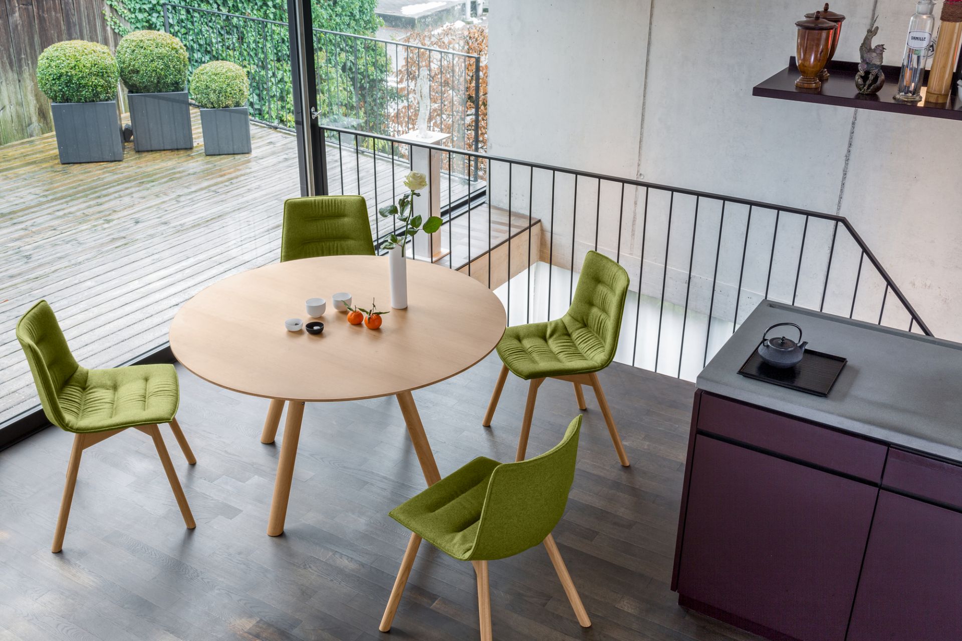 Akio Table ronde Girsberger