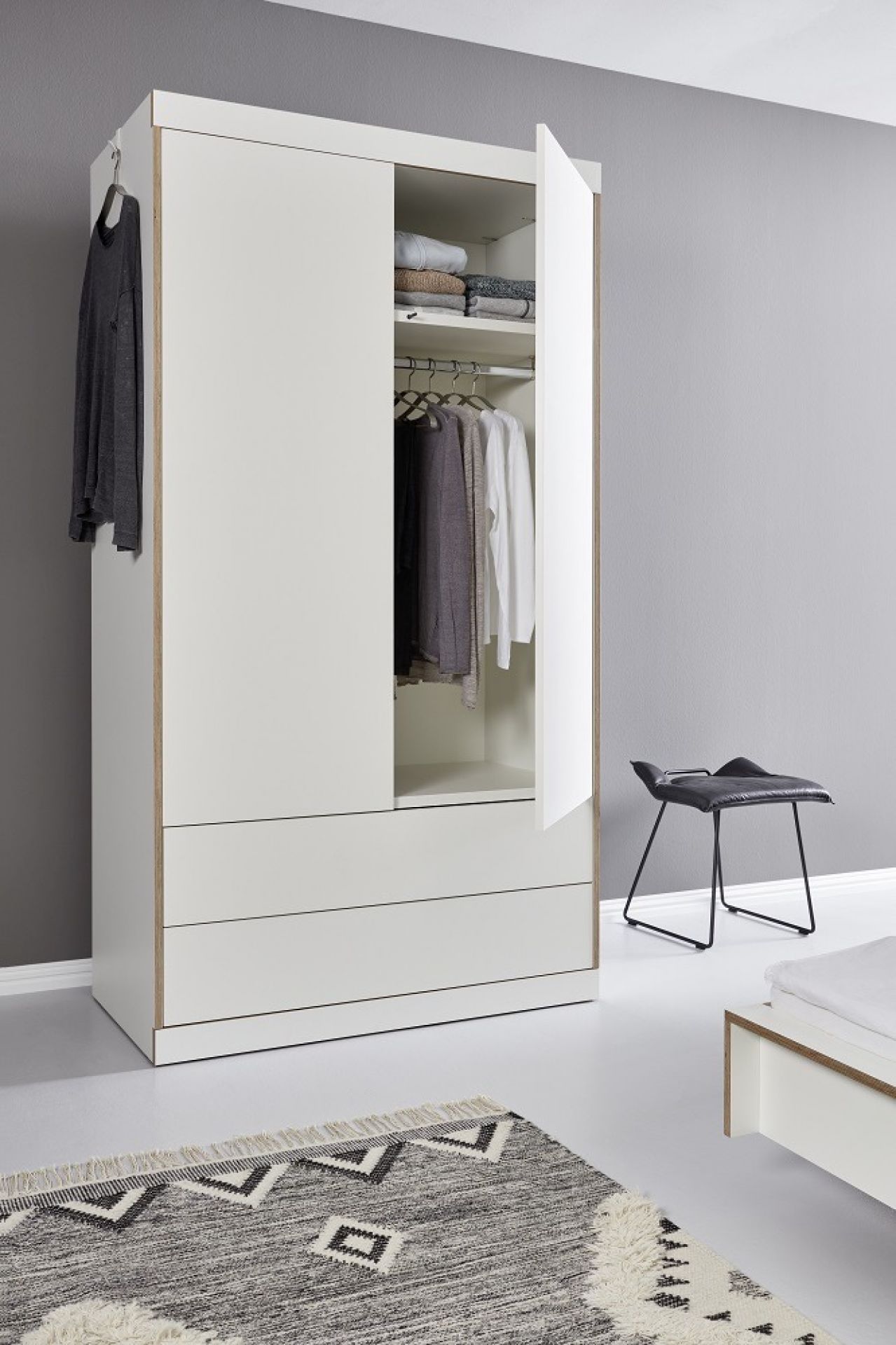 Plane Garde-robe avec 2 portes et 2 tiroirs Müller Möbelwerkstätten​