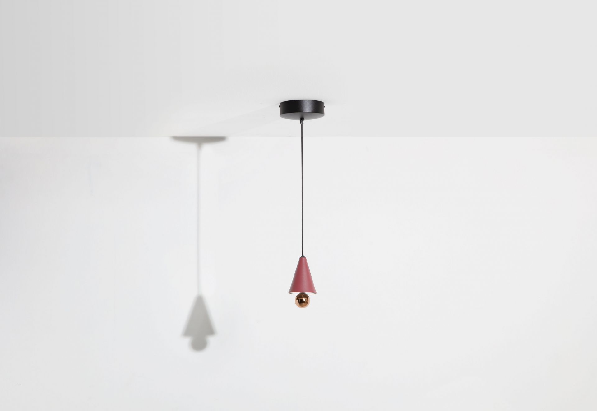 Braunrote Cherry Pendelleuchte XS von Petite Friture, moderne Hängelampe für Wohnzimmer und Esszimmer.