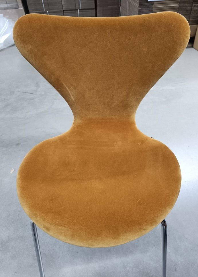 Series 7 3107 Velvet Chair Chaise entièrement rembourrée Velours Ochre/Chrome Fritz Hansen UNIQUE