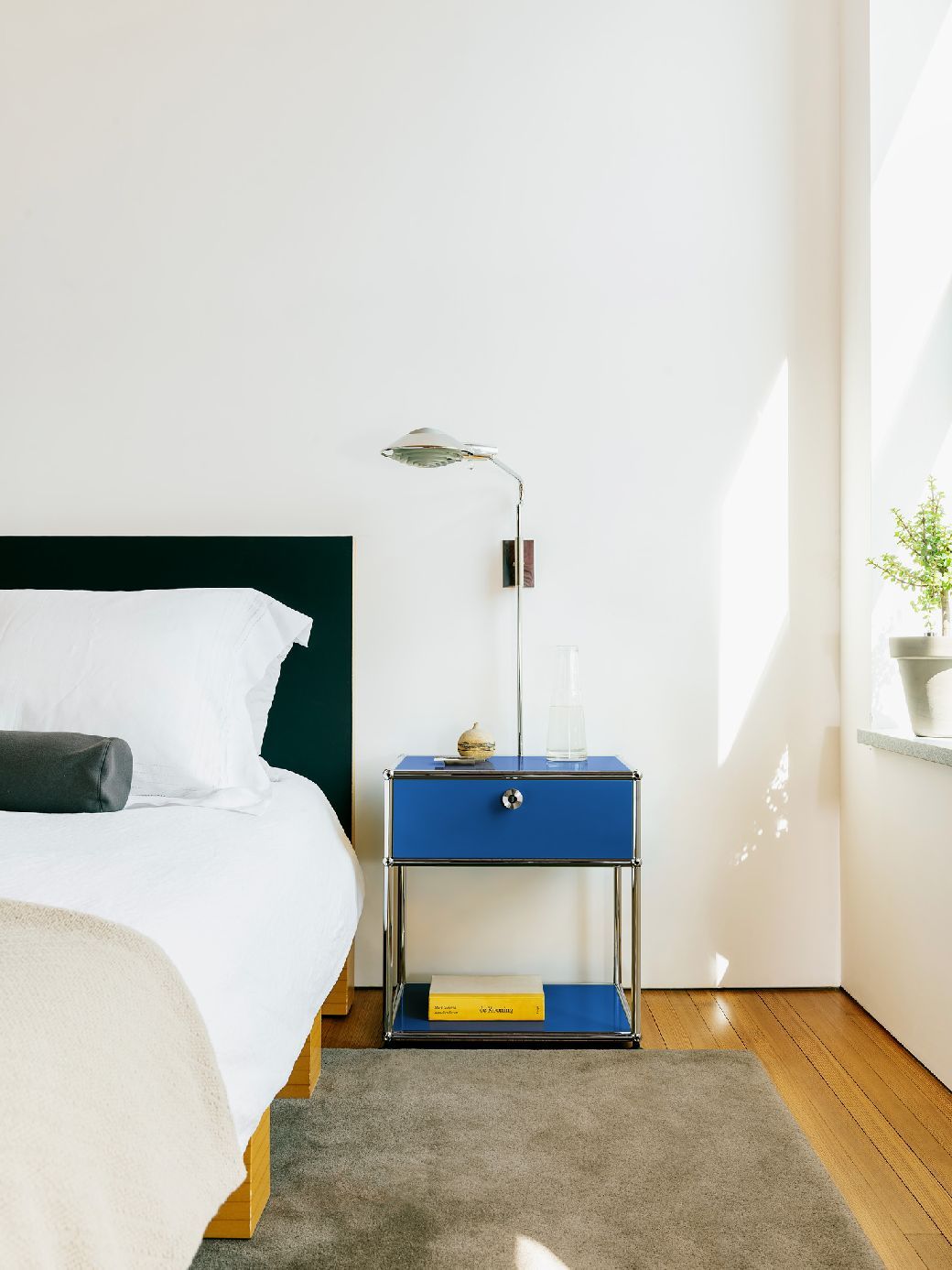 USM Haller Table de chevet avec compartiment ouvert M54 Blanc pur