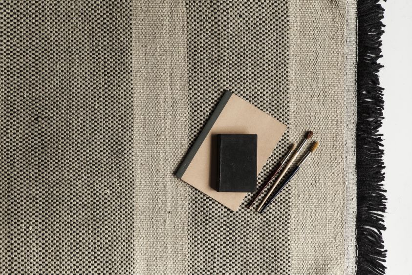 Tres Stripes Tapis noir 80x240cm Nanimarquina