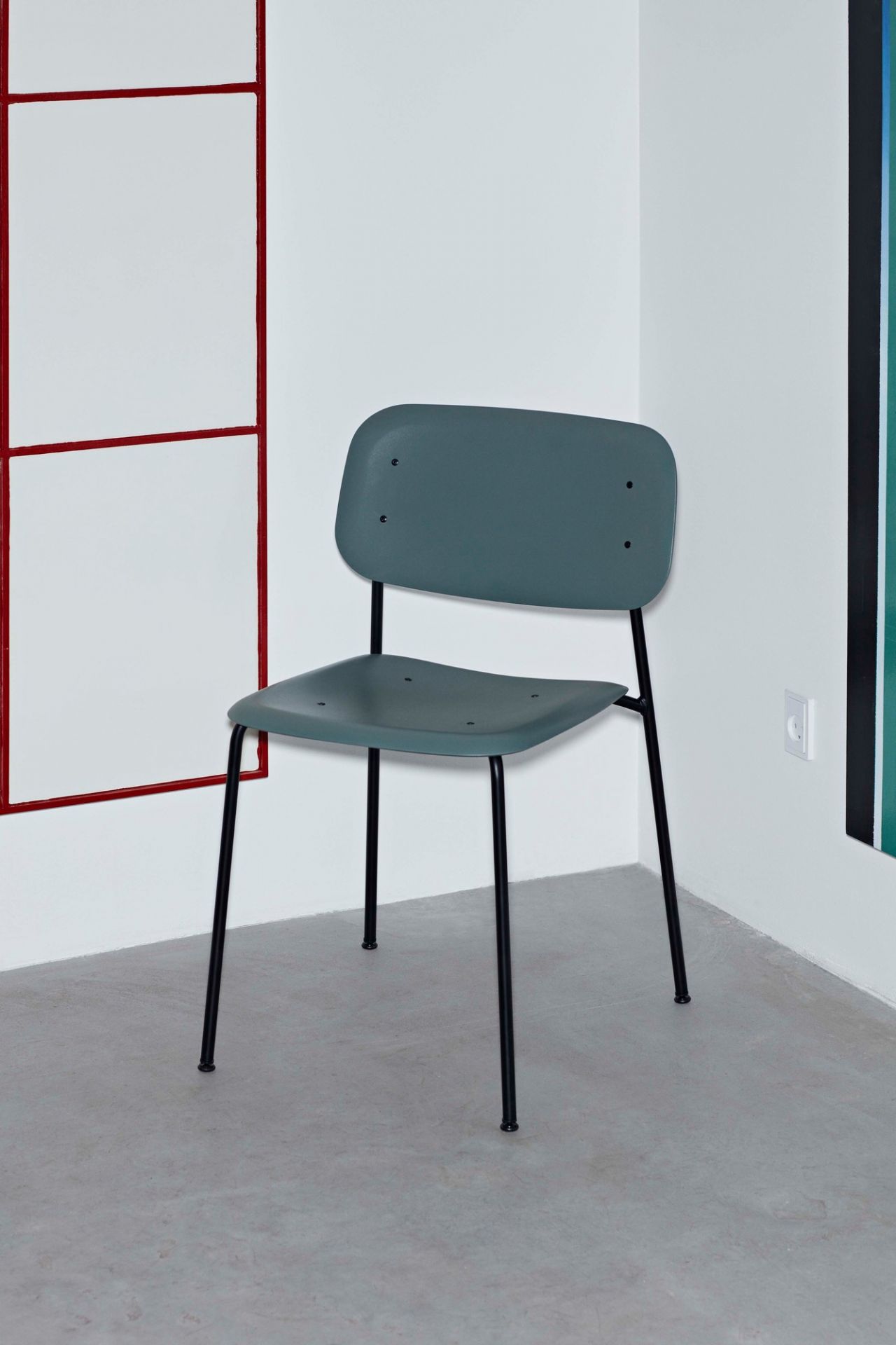 Hay Soft Edge Stuhl in Staubgrün mit schwarzem Gestell, moderner Designstuhl für Esszimmer.