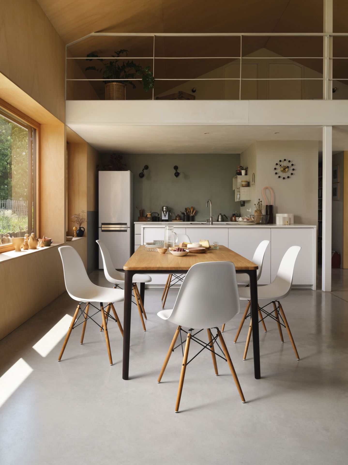 Eames Plastic Side Chair DSW chaise entièrement rembourrée Vitra