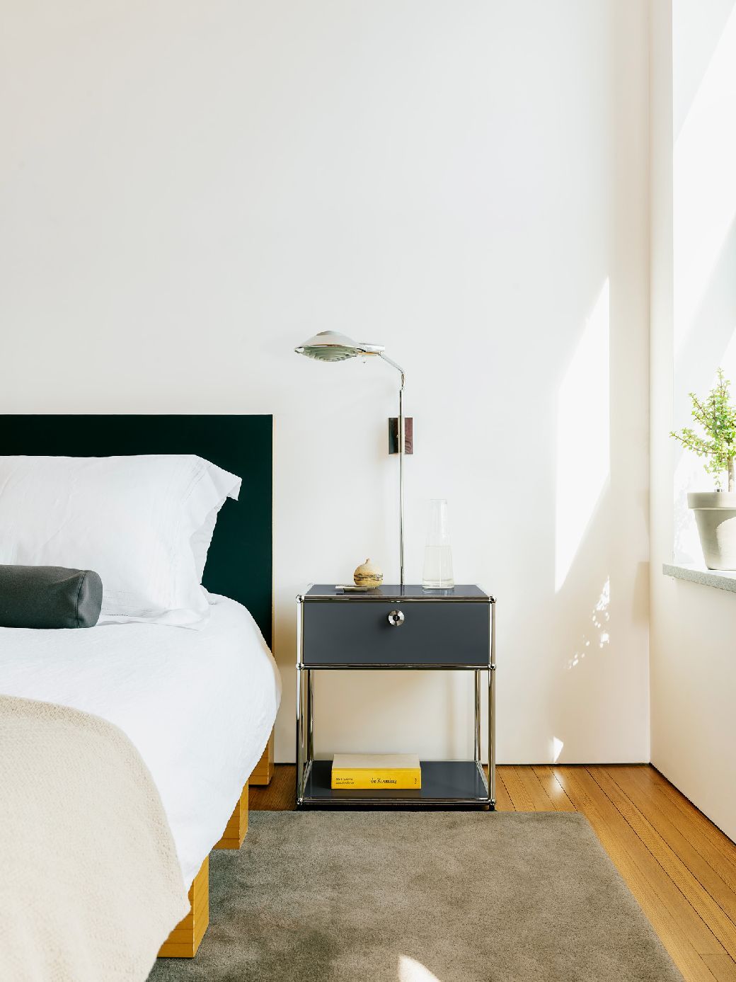 USM Haller Table de chevet avec compartiment ouvert M54 Blanc pur