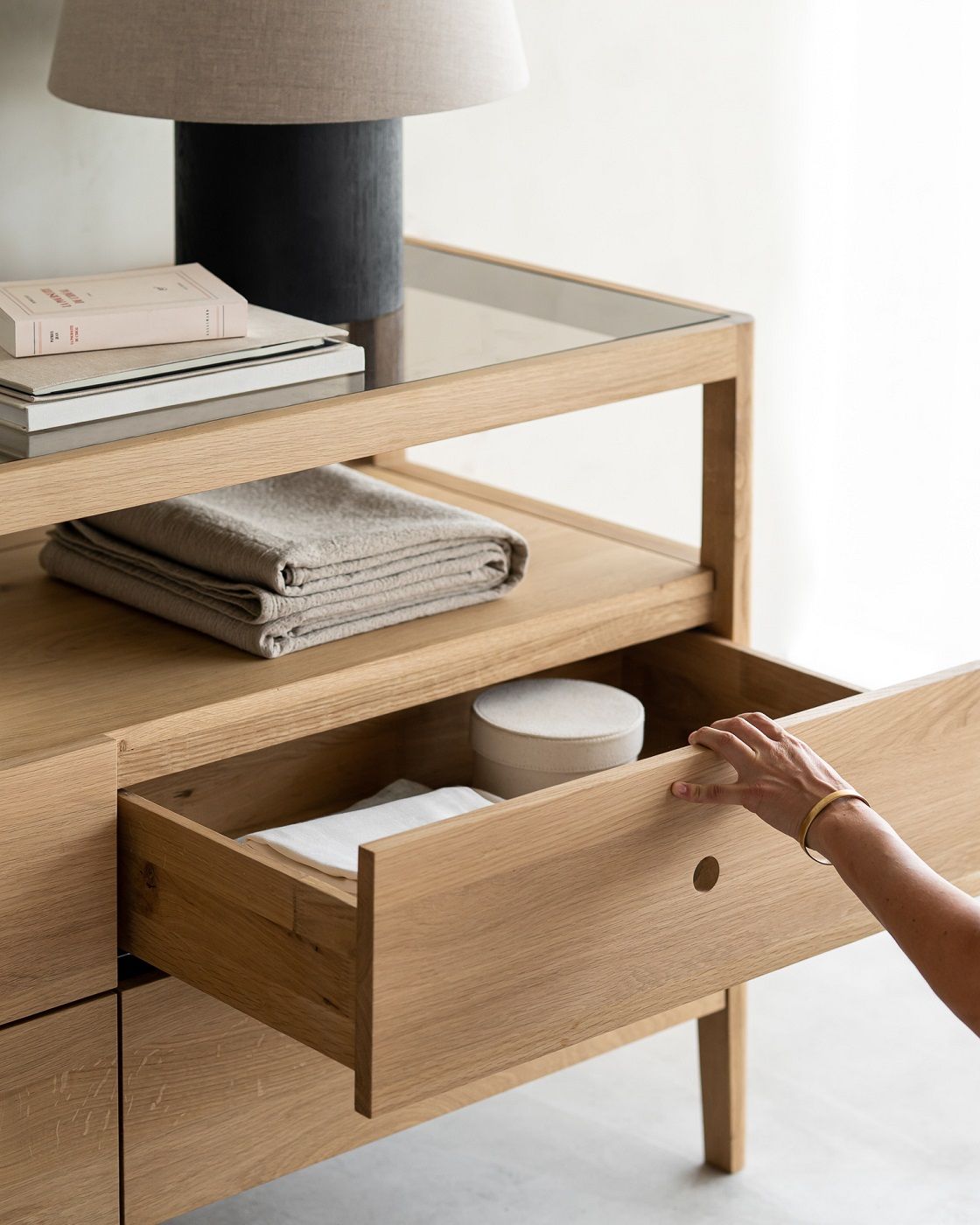Commode Spindle avec 4 tiroirs en chêne Ethnicraft