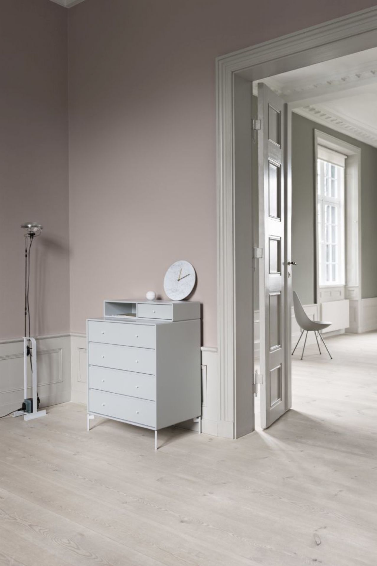 Helle KEEP Kommode mit vier Schubladen im modernen Schlafzimmer. Skandinavisches Design Möbelstück.