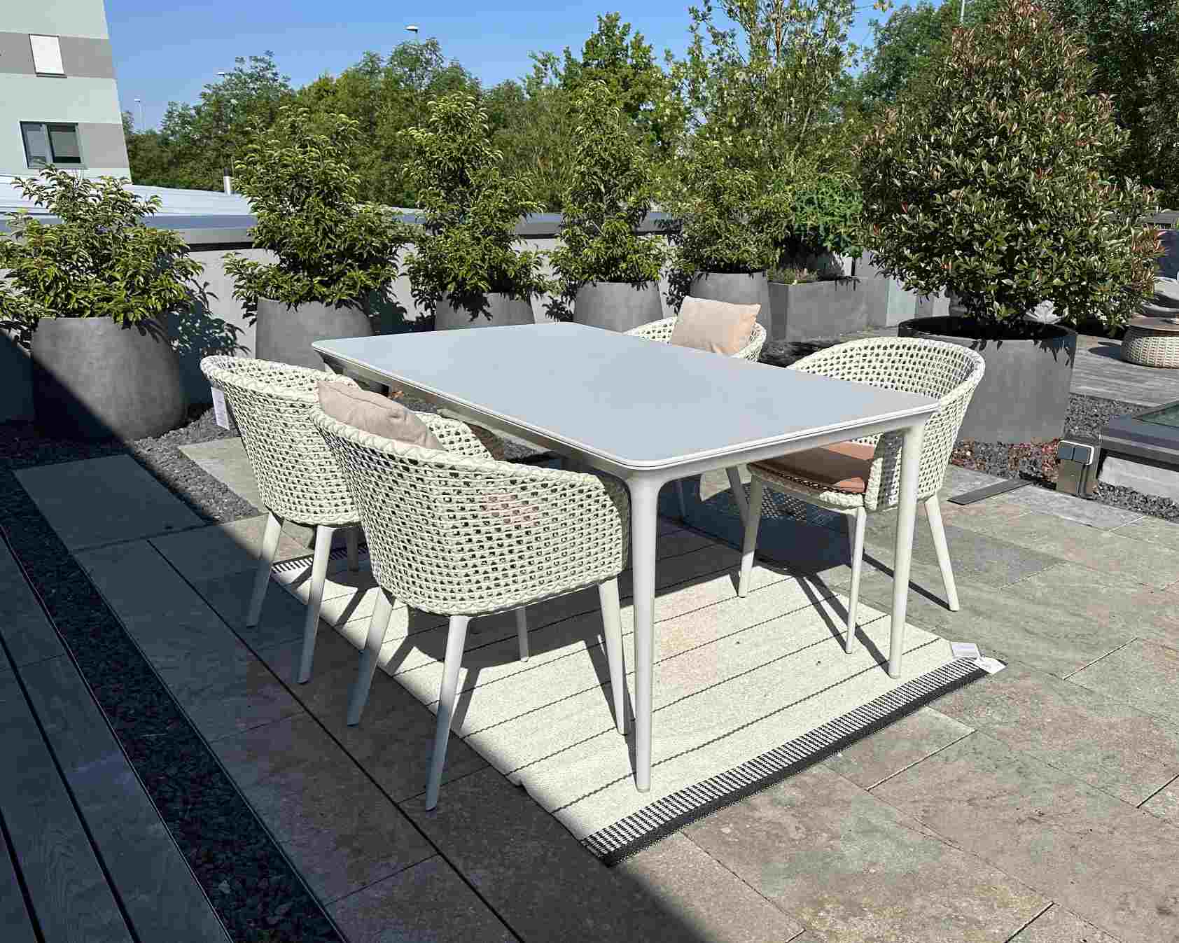 Table Bellmonde et chaise à accoudoirs Mbrace Combinaison Outdoor Dedon PIÈCE D'EXPOSITION 