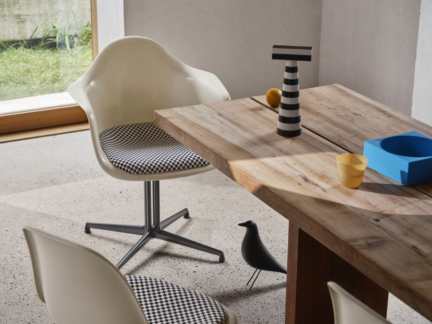 Eames Plastic Arm Chair DAL avec coussin d'assise Vitra