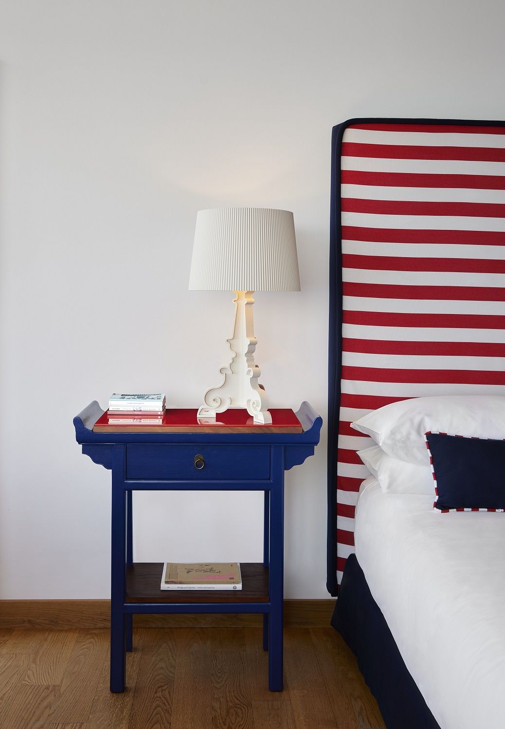 Bourgie peint en blanc Kartell