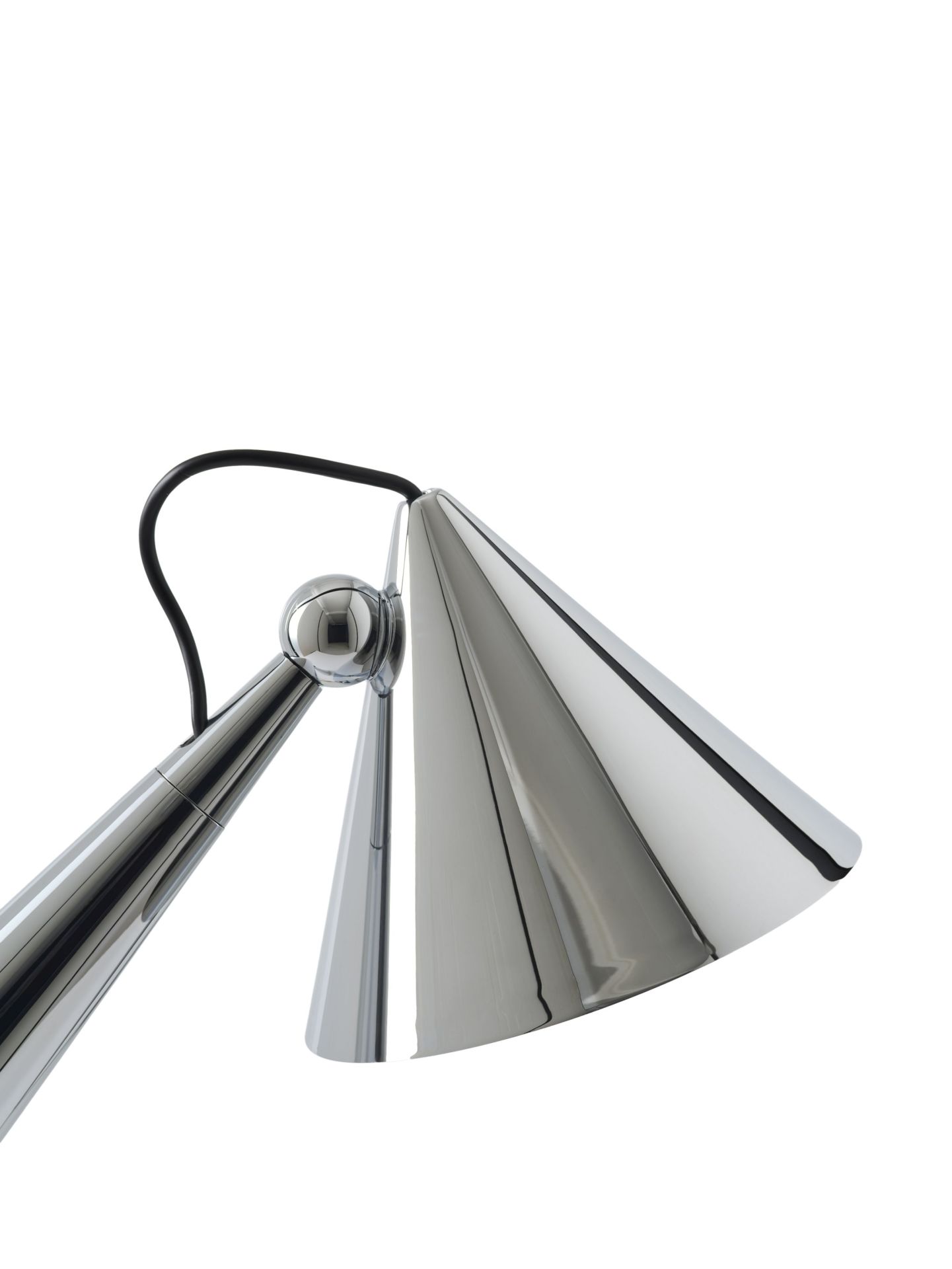 Nahaufnahme der Tom Dixon Pose Tischleuchte in Silber, modernes Design für Schreibtischbeleuchtung.