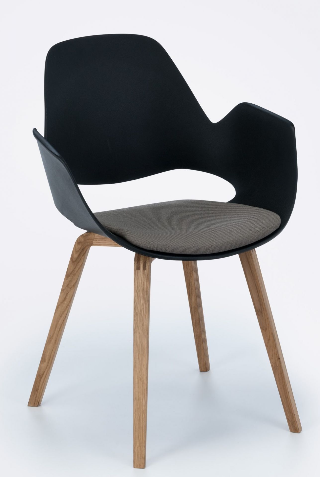 Falk chaise avec accoudoirs pieds en chêne massif Houe