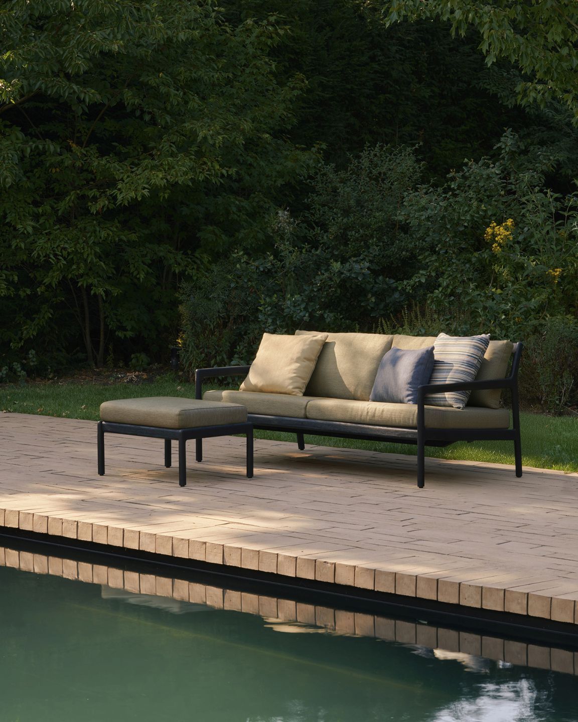 Canapé d'extérieur 2 places Jack, teck, laqué noir, Ethnicraft