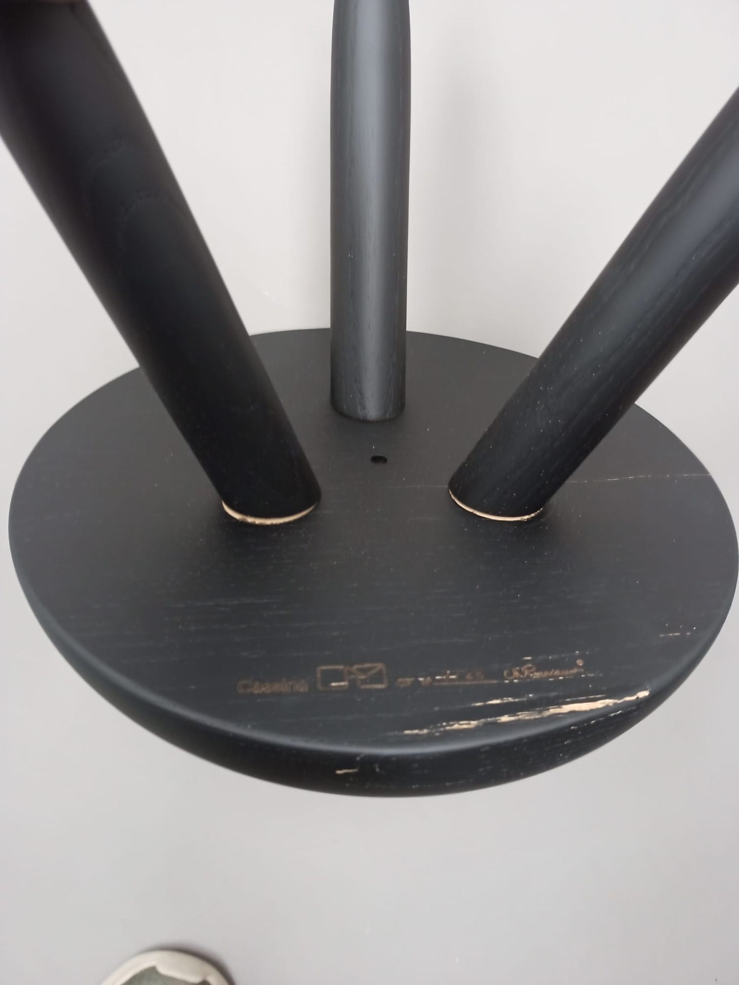 524 Tabouret Berger série teinté noir Cassina OBJECTS IMPARFAITS