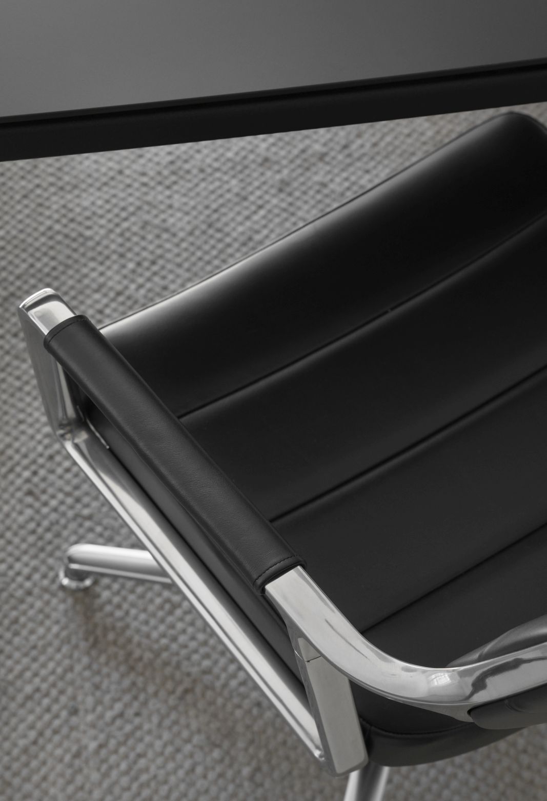 Fauteuil pivotant Vipp 453 / Vipp453, revêtement textile sable foncé, structure en aluminium poli avec roulettes. Vipp OFFREN SPECIALE