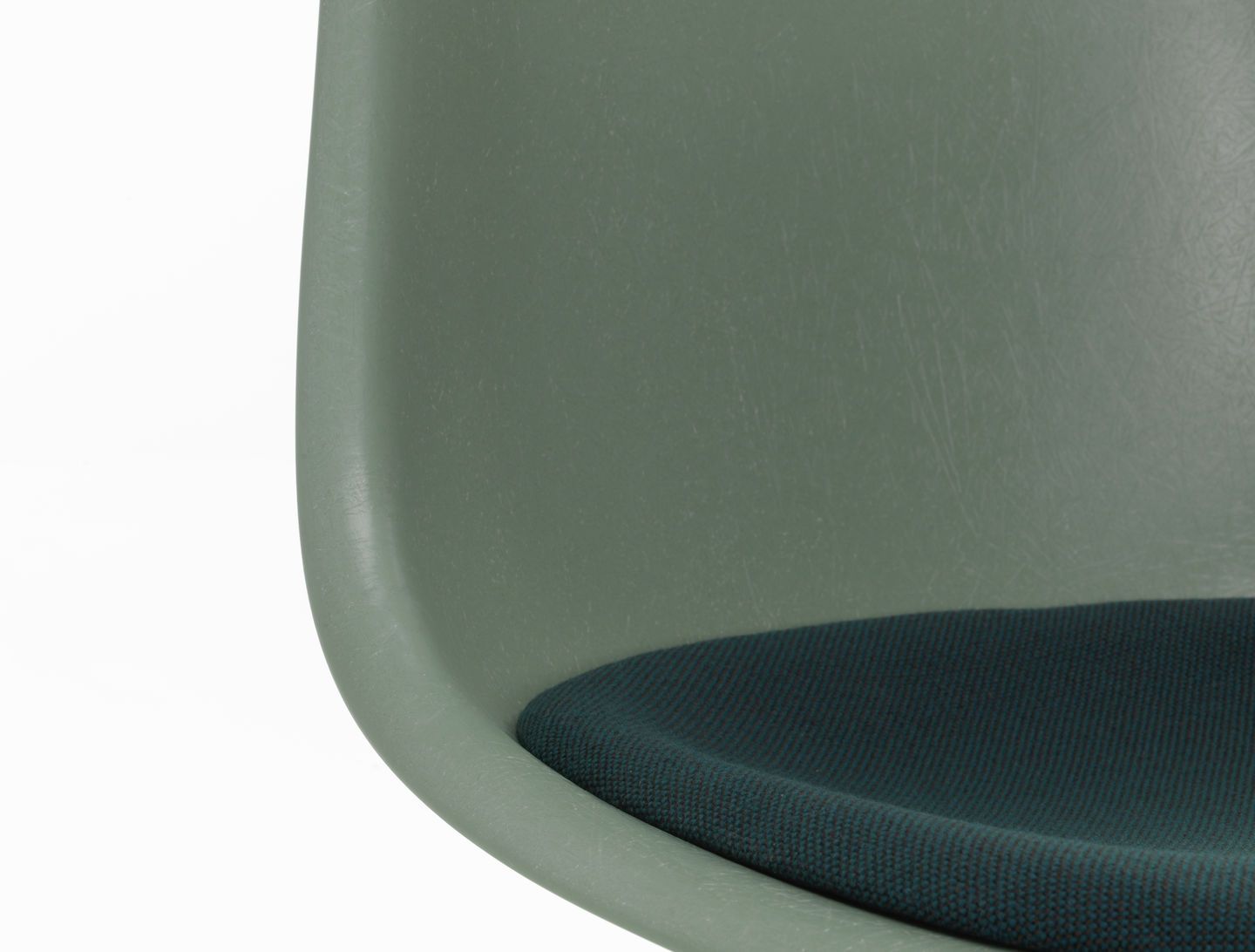 Eames Fiberglass Chair DSR chaise avec coussin d'assise Vitra