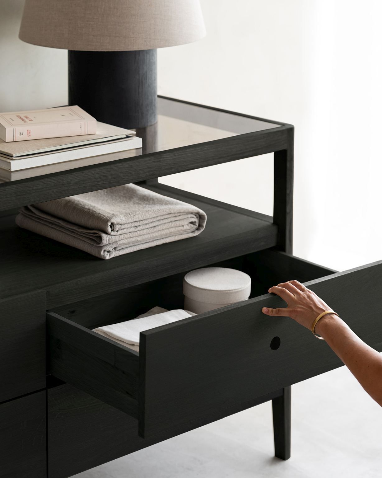 Commode Spindle avec tiroirs en chêne laqué noir Ethnicraft