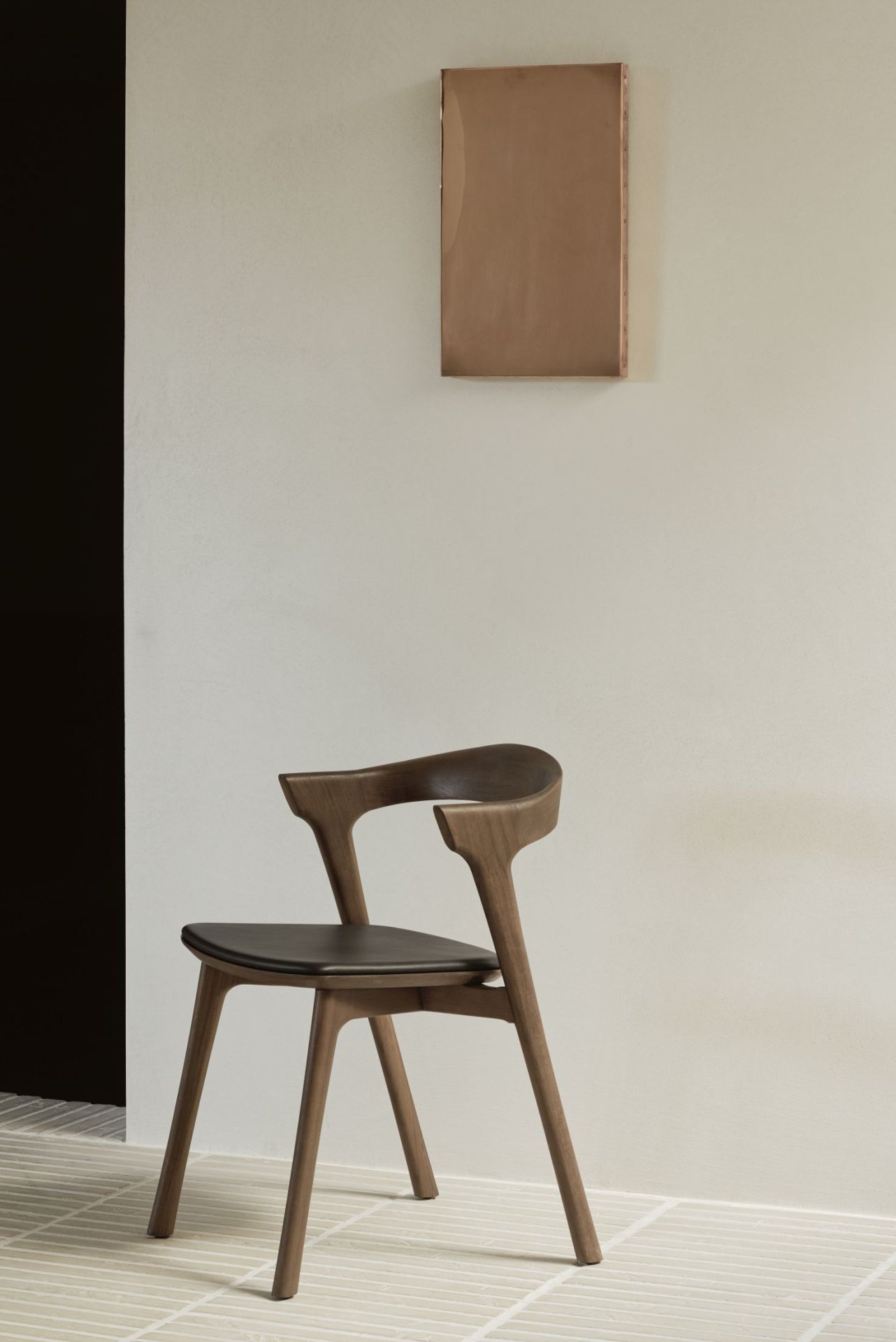 Chaise Bok teck laqué - cuir noir Ethnicraft