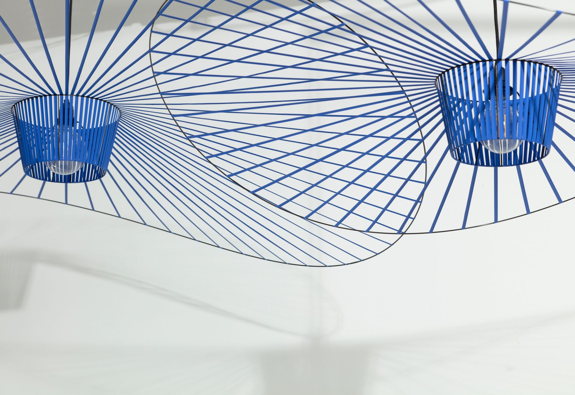 Vertigo Suspension Medium Bleu cobalt Petite Friture