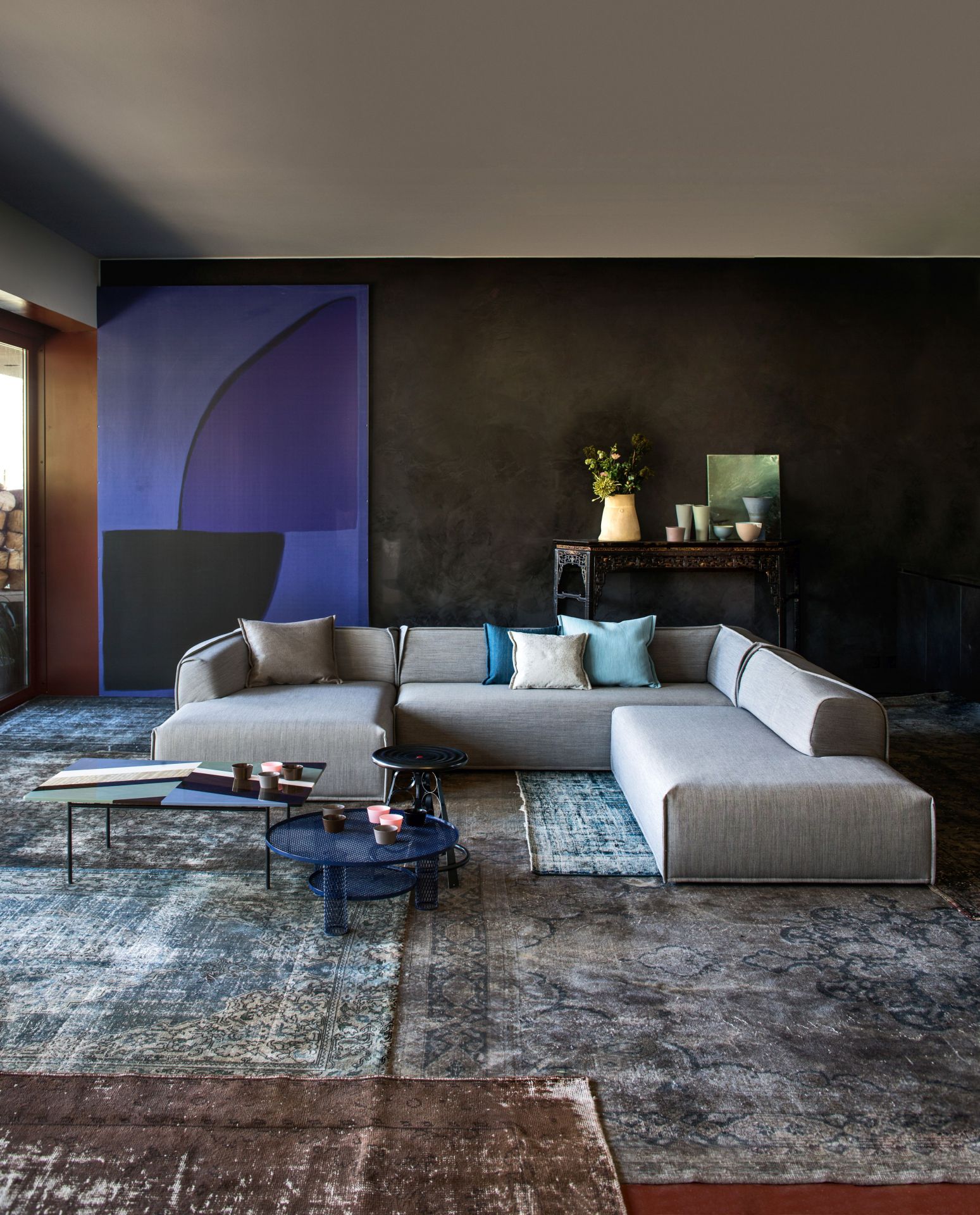 Blauer Fishbone Tisch von Moroso, 108x68x40 cm, im modernen Wohnzimmer. Design Tisch für stilvolle Einrichtung.