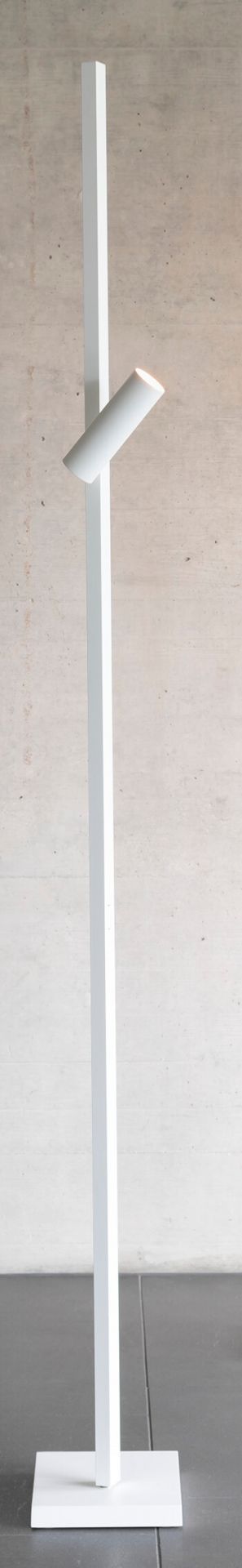 Zen X Floor lamp Lampadaire stele Weiße Zen X Stehleuchte von Steve Lechot Luminaires, minimalistisches Design mit zylinderförmigem Leuchtenkopf und quadratischem Fuß.